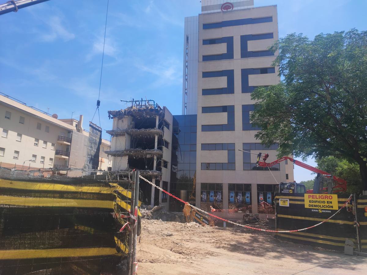 La Torre Mapfre está actualmente en plena demolición