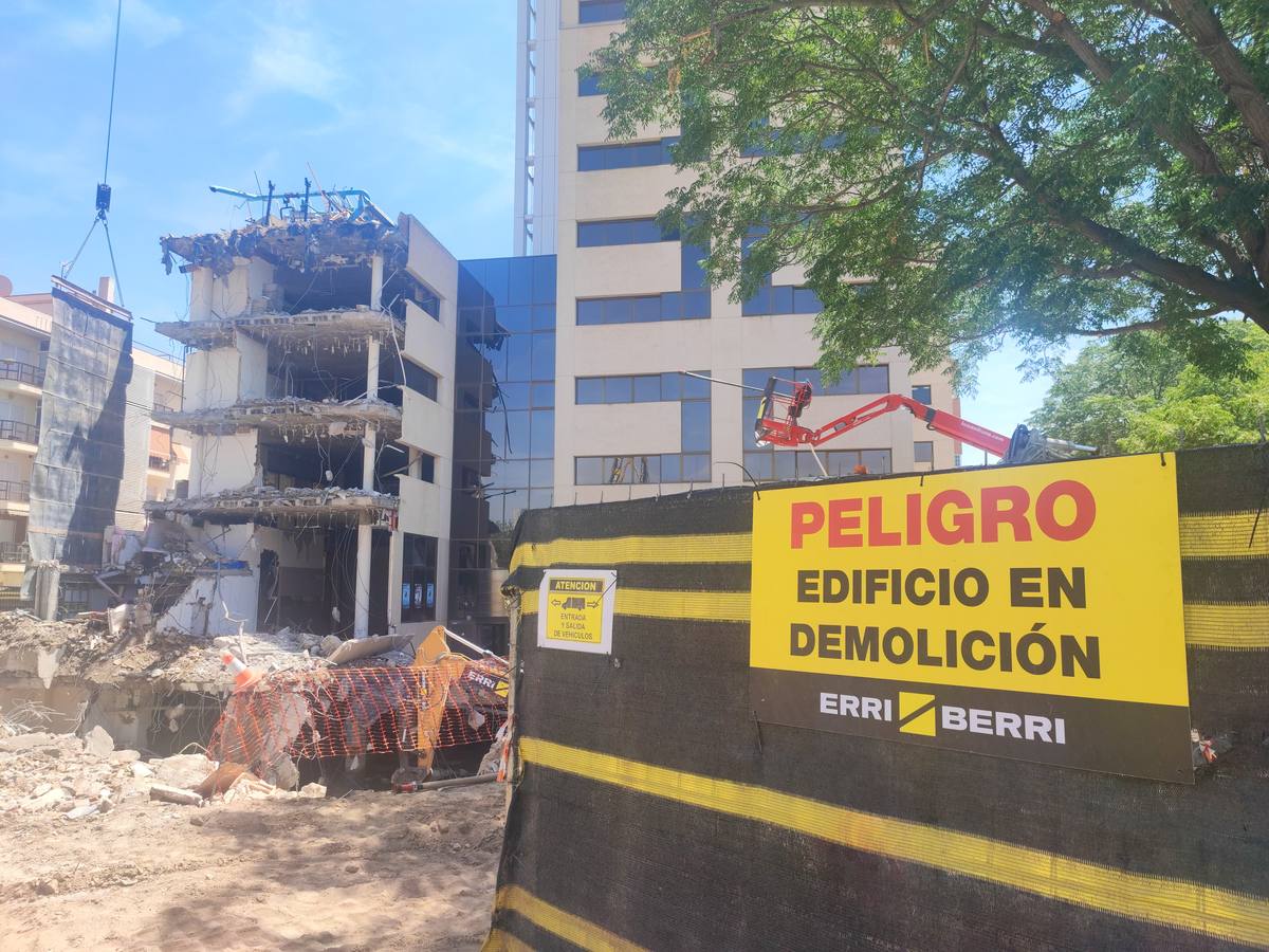 La Torre Mapfre está actualmente en plena demolición