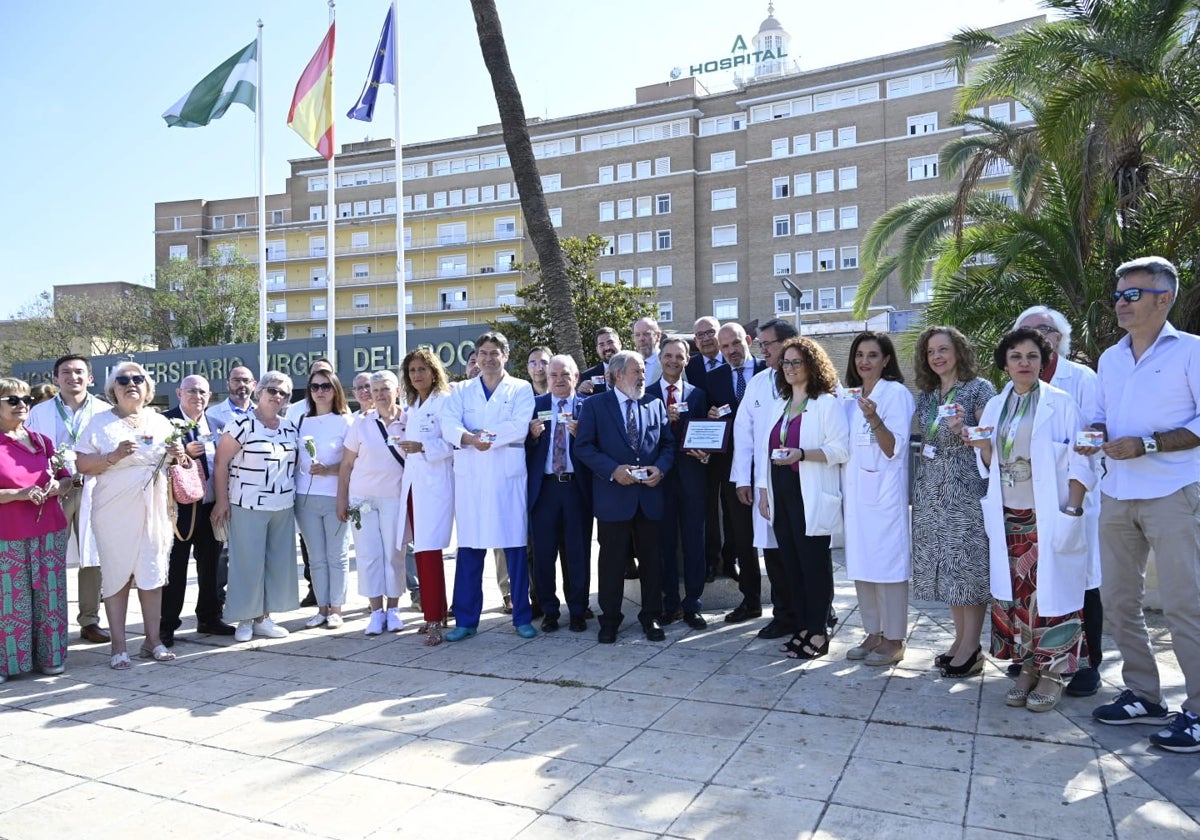 Foto de familia de algunos de los premiados y de profesionales sanitarios del Virgen del Rocío. Alina, la madre de Taraas, es la sexta por la izquierda