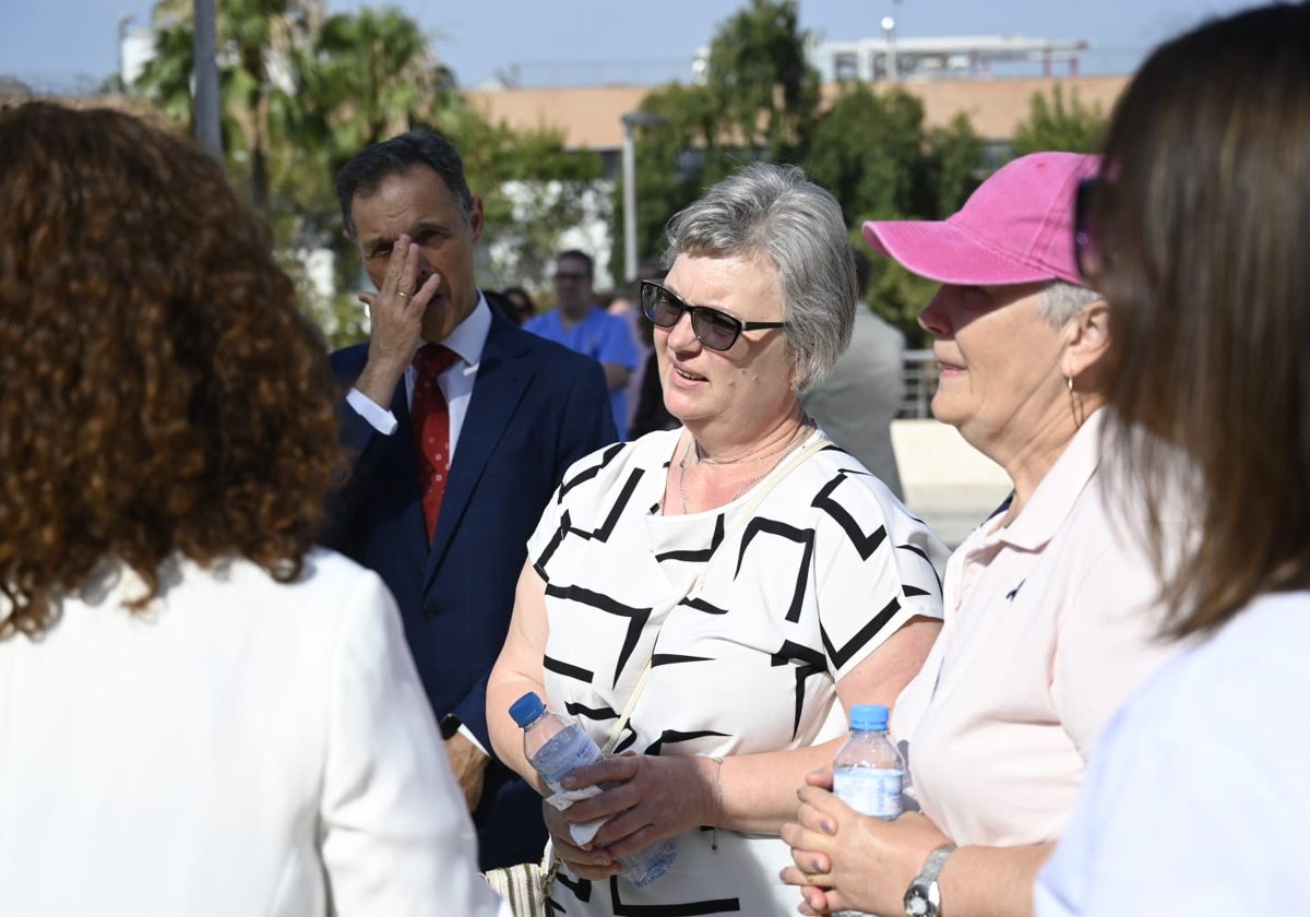 Alina, la madre de Taraas, en el Hospital Virgen del Rocío de Sevilla