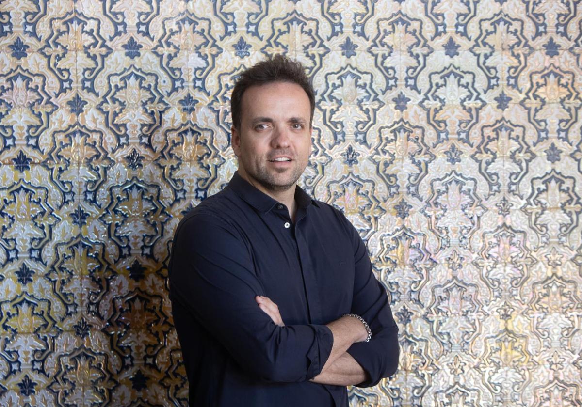 El director de Icónica Santalucía Sevilla Fest, Javier Esteban, en la Plaza de España