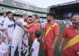 Joaquín llena de sonrisas el Villamarín para apoyar a Alalá