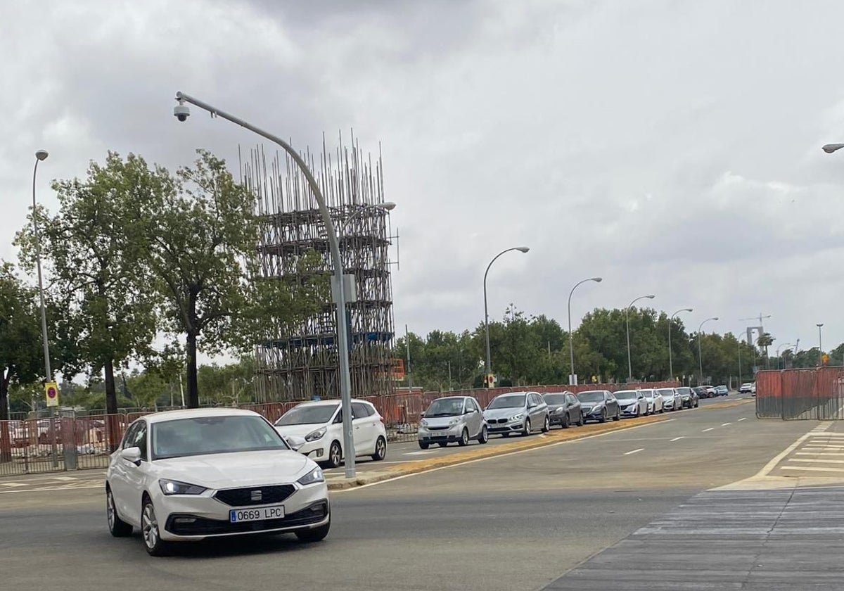 Coches circulando por la calle Antonio Bienvenida, con la portada de la Feria ya desmontada