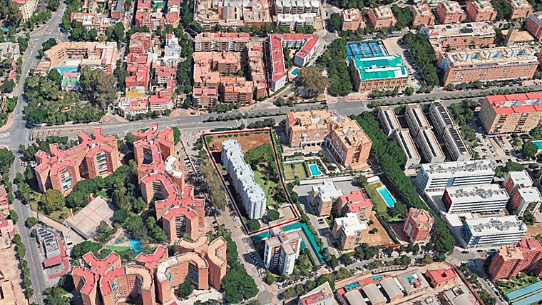 En rojo está delimitada la parcela de más de 7.000 metros cuadrados para cuya compra han presentado ofertas varias promotoras