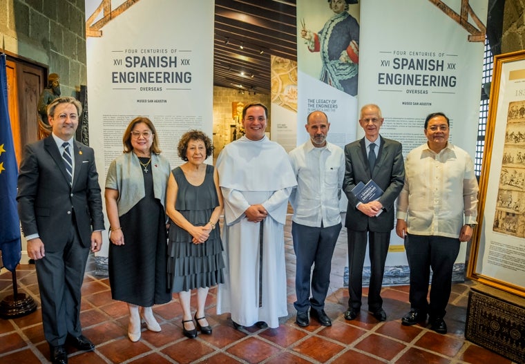 Ignacio Sánchez de Mora, comisario; Celia M. Feria, del Ministerio de Asuntos Exteriores de Filipinas; Maria Antonia Colomar, comisaria; Fray Ricky B. Villar, director del Museo San Agustín; Miguel Utray, embajador de España en Filipinas; Daniel C. Zuellig, donante de una pieza expositiva, y Mel V. Velarde, de Philippne Map Collectors Society, en la inauguración de la exposición