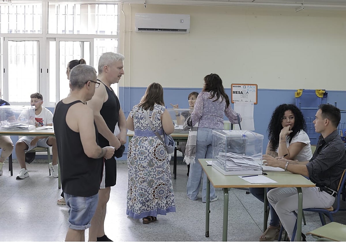 U/n momento de la votación en una mesa electoral de Sevilla capital