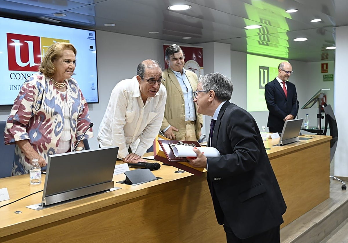 Concha Yoldi y Miguel Ángel Castro entregando el premio a Santiago Alfonso Rodríguez, de Cosentino