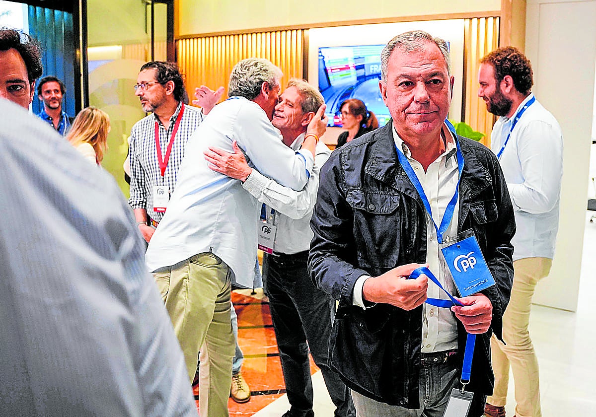 José Luis Sanz en plena celebración de los resultados en Sevilla de las europeas