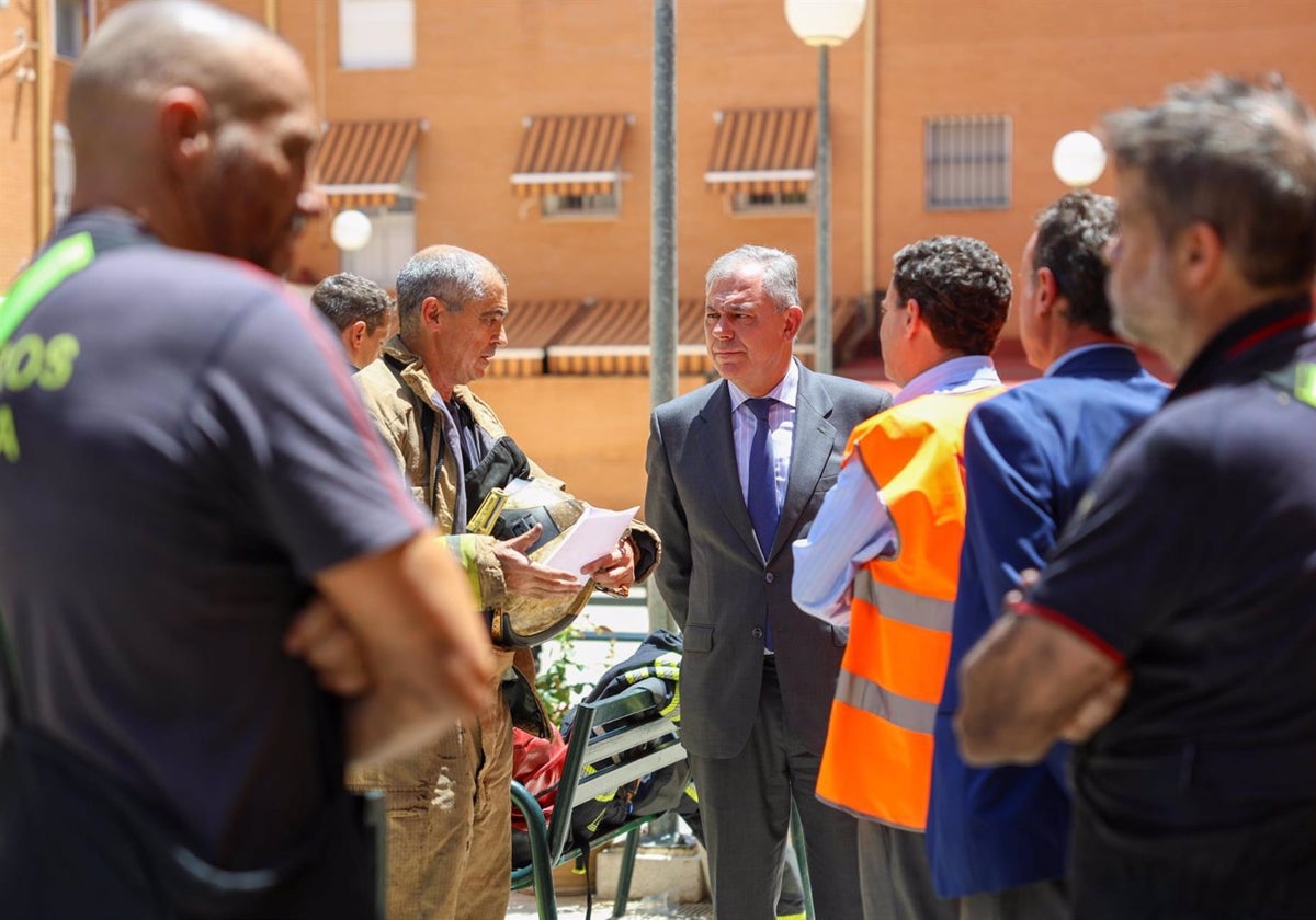 El alcalde, junto a Juan de la Rosa, delegado del Distrito Norte, visita el dispositivo por el incendio de un garaje comunitario en Pino Montano