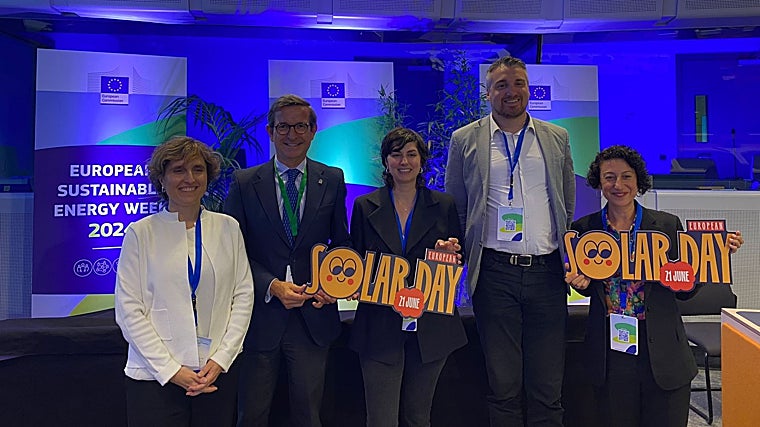 El consejero Paradela con los participantes en la mesa de debate