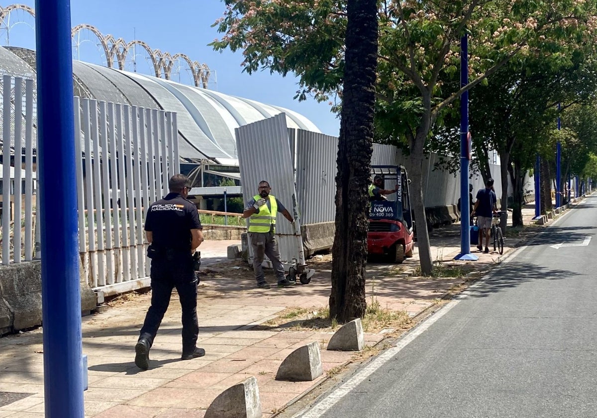 Efectivos policiales, durante el desalojo de una pareja de okupantes del Canal de la Expo