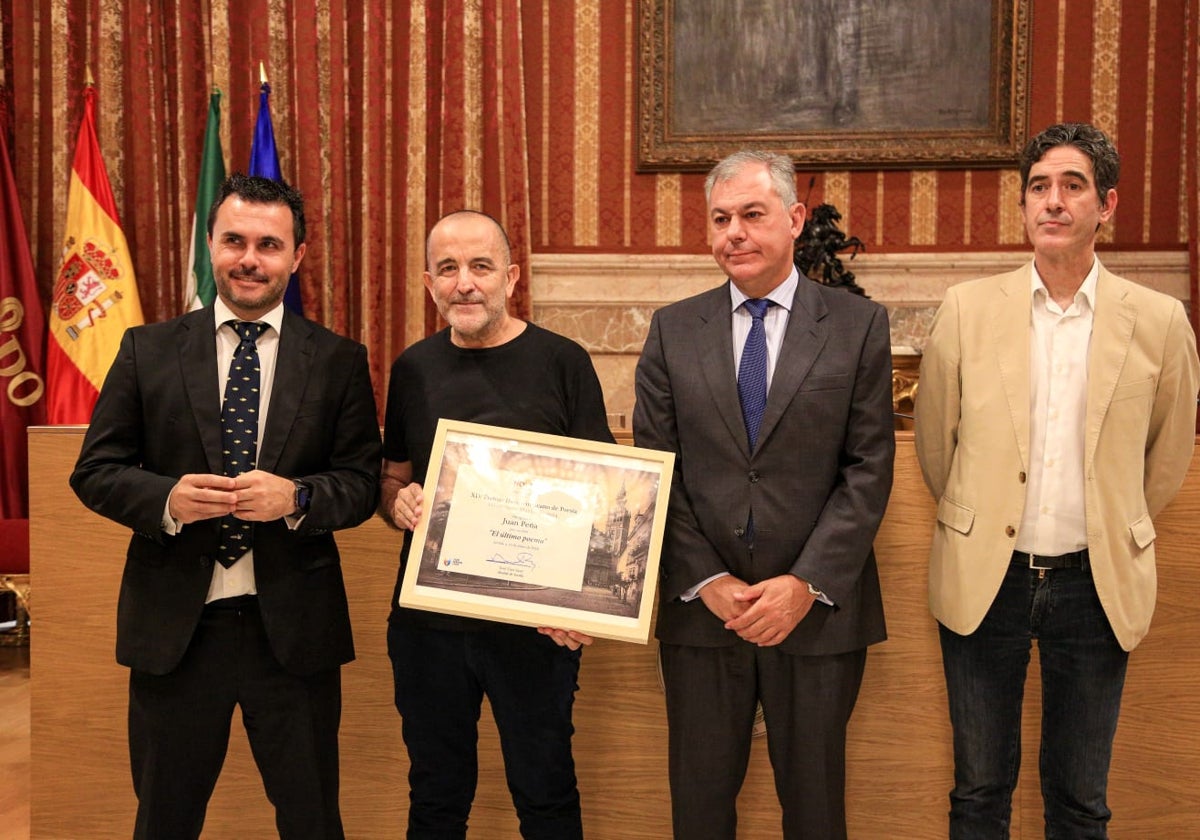 Juan Peña recibiendo el XIV Premio de Poesía Hermanos Machado junto a Pablo Morillo, José Luis Sanz e Ignacio F. Garmendia