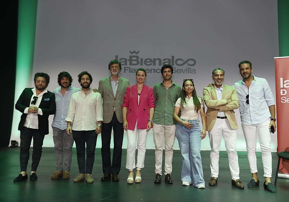 Los cantaores y músicos que protagonizan el ciclo de cante en el Auditorio Cartuja en la Bienal de Flamenco: de izquierda a derecha, Rafael de Utrera, Sergio de Lópe y Chico Pérez, el representante de Diputación, Pedro Chicharro, la delegada de Cultura, Minerva Salas, el director de la Bienal, Luis Ybarra, la cantaora María Terremoto, Pedro el Granaíno y Jesús Méndez, este último, en el vídeo