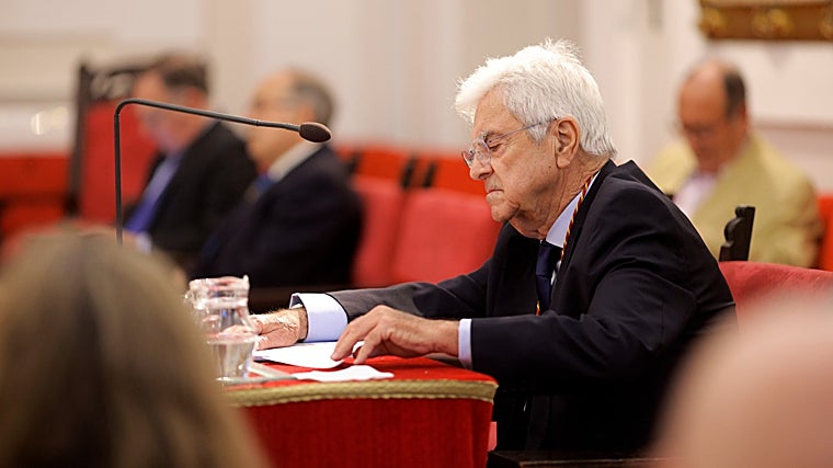 Baena en un instante de su intervención, en la que hizo un recorrido histórico del concepto del consentimiento informado