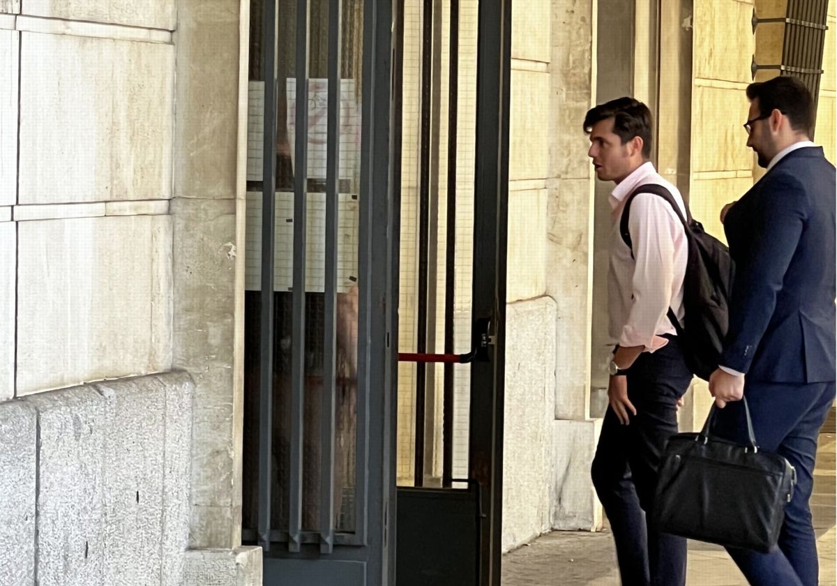 Vito Quiles, a la entrada en los juzgados de Sevilla este jueves