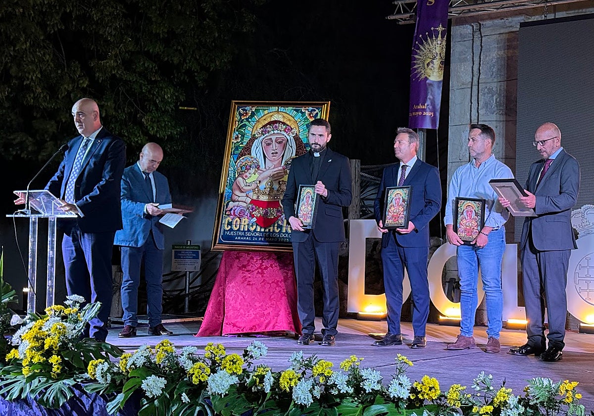 La Hermandad de Jesús Nazareno hace entrega a los protagonistas de un recuerdo del acto