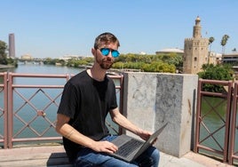 El hacker sevillano que persigue delitos en Internet: «Con una breve grabación de voz se puede clonar a cualquiera y se está haciendo con artistas muy famosas»