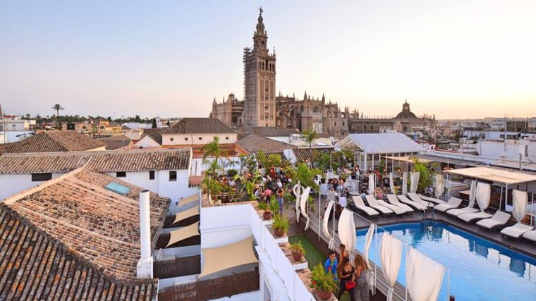 Piscina en la azotea del Hotel Fontecruz Sevilla Seises