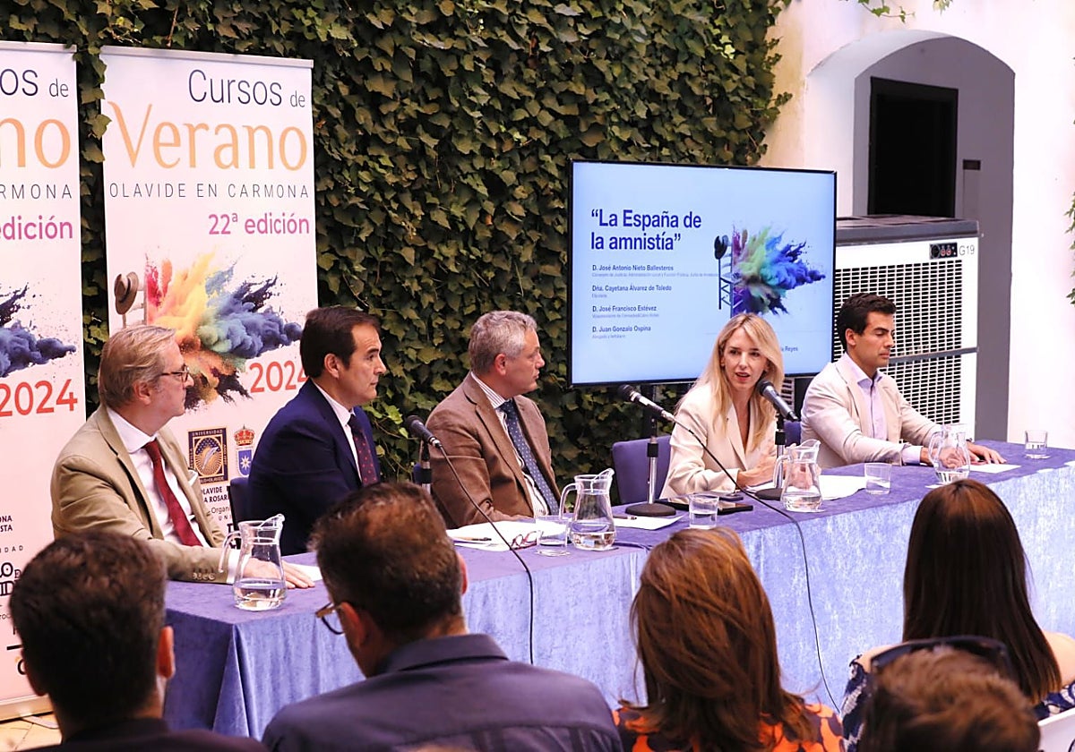 Mesa redonda 'La España de la amnistía', en la que han intervenido el consejero José Antonio Nieto, la diputada Cayetana Álvarez de Toledo y los abogados José Francisco Estévez y Juan Gonzalo Ospina, moderada por Alberto García Reyes