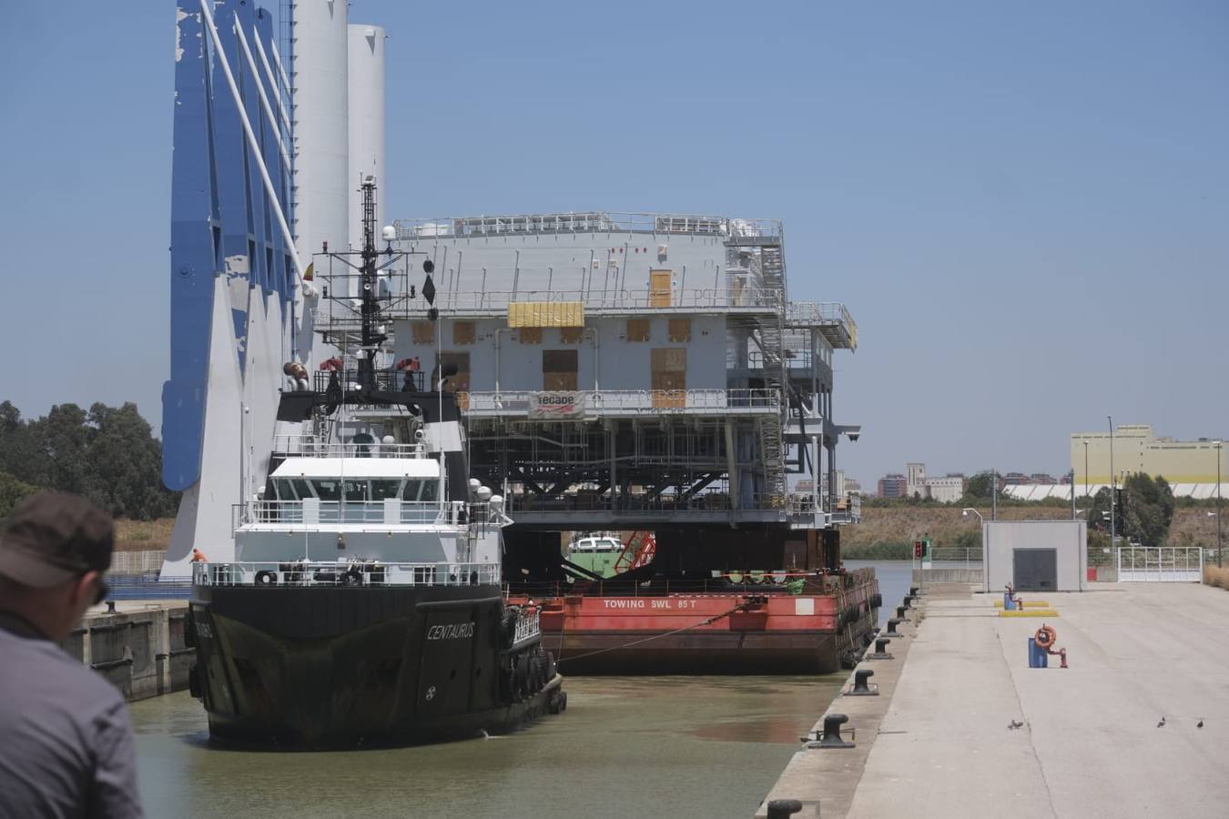 Paso por la esclusa de la subestación eléctrica en el Puerto de Sevilla
