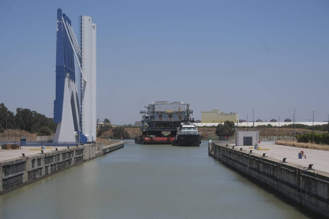 Paso por la esclusa de la subestación eléctrica en el Puerto de Sevilla