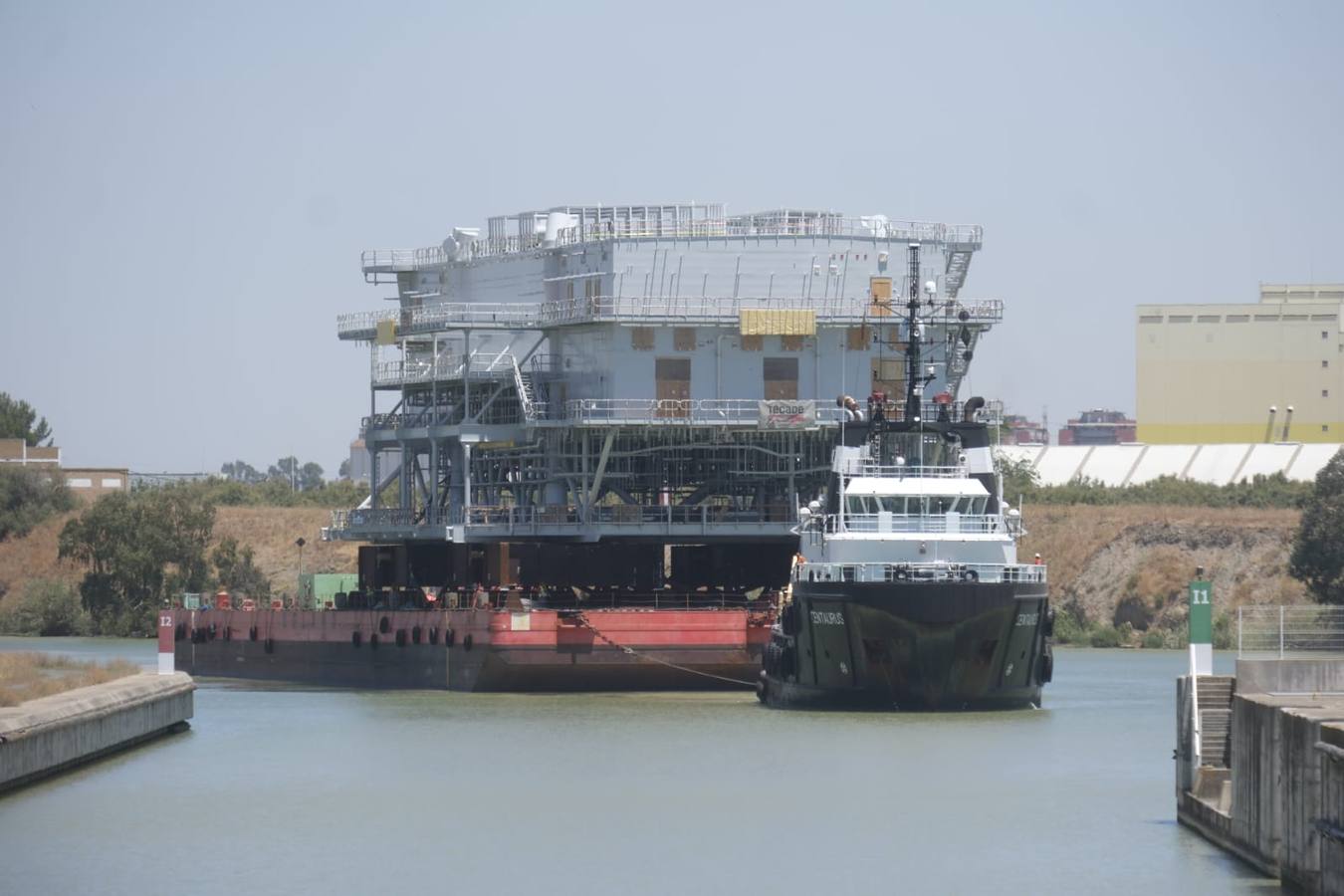 Paso por la esclusa de la subestación eléctrica en el Puerto de Sevilla
