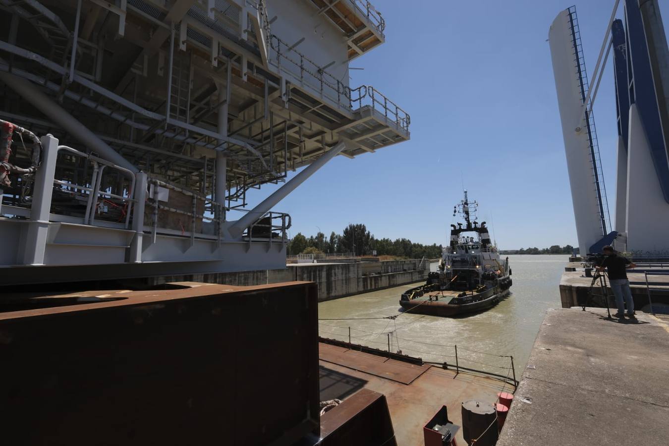 Paso por la esclusa de la subestación eléctrica en el Puerto de Sevilla