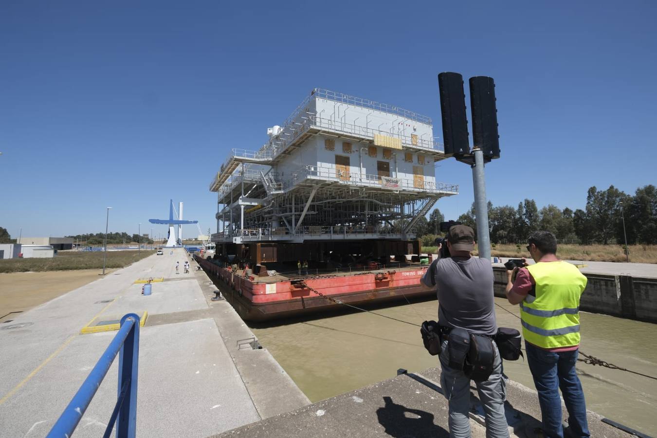 Paso por la esclusa de la subestación eléctrica en el Puerto de Sevilla