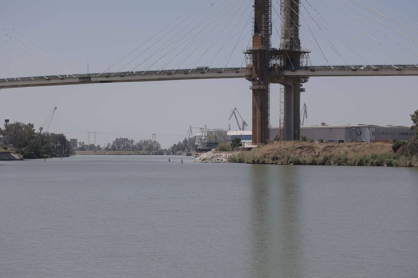 Momento del remolque de la subestación en el Puerto de Sevilla