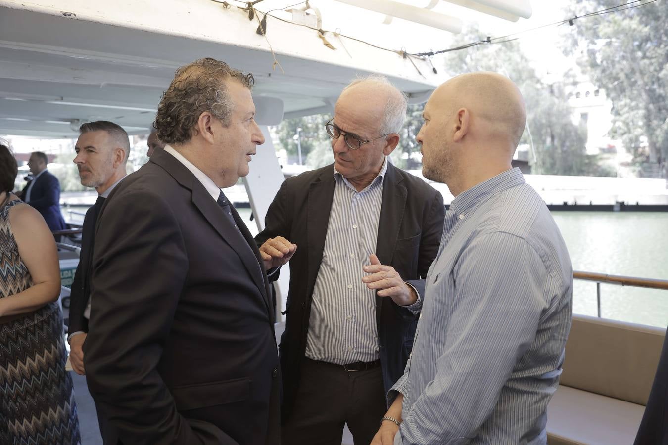 Momento del remolque de la subestación en el Puerto de Sevilla