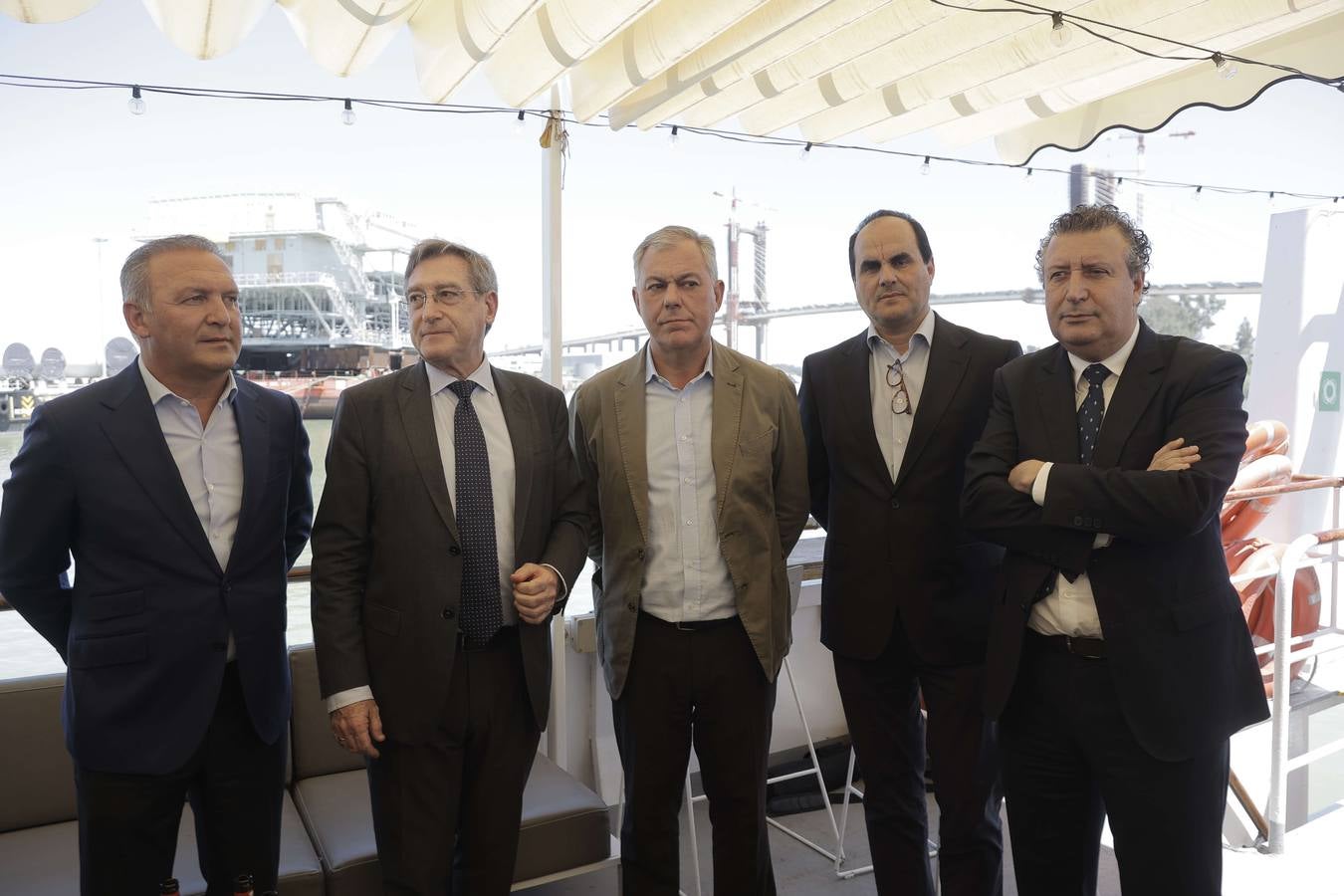 Momento del remolque de la subestación en el Puerto de Sevilla