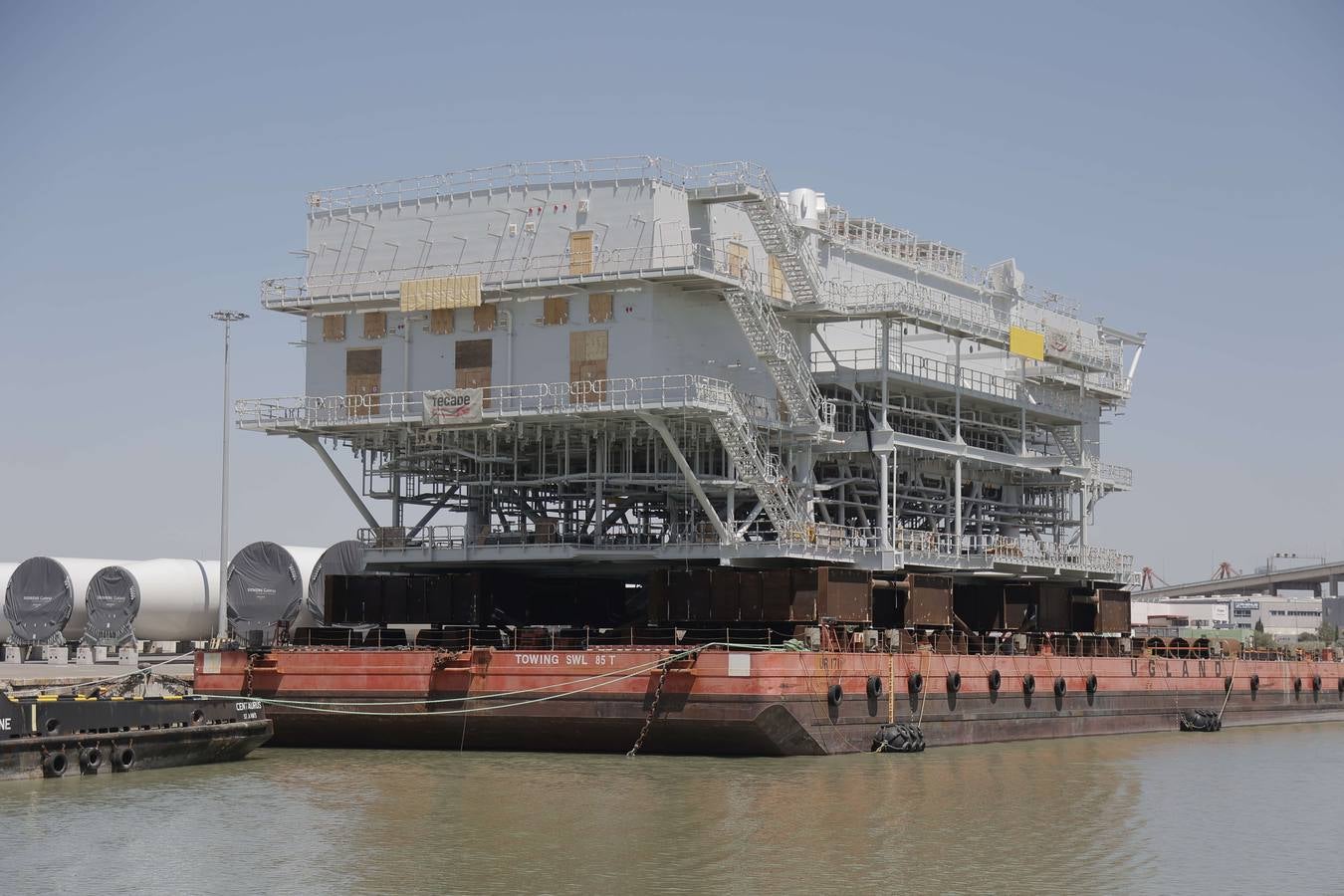 Momento del remolque de la subestación en el Puerto de Sevilla