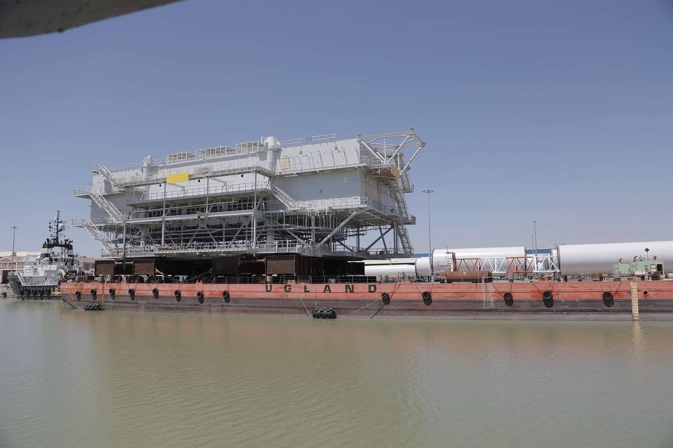 Momento del remolque de la subestación en el Puerto de Sevilla