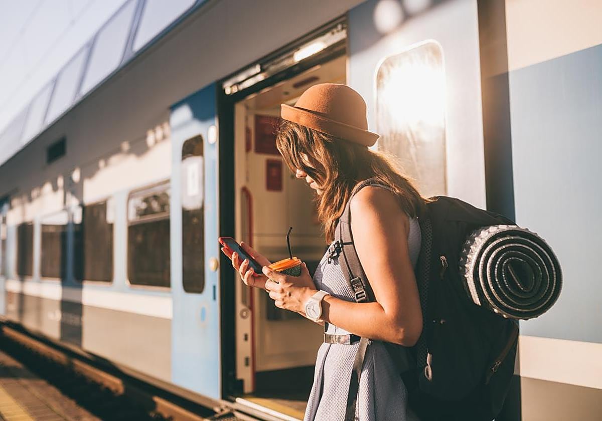 Una joven viajando en tren en verano