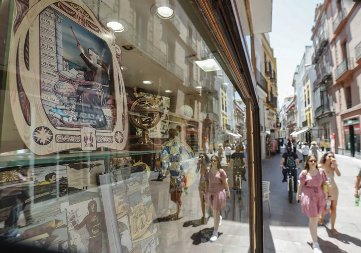 Escaparate de una tienda de la calle Sierpes, una de las zonas comerciales frecuentadas en Sevilla