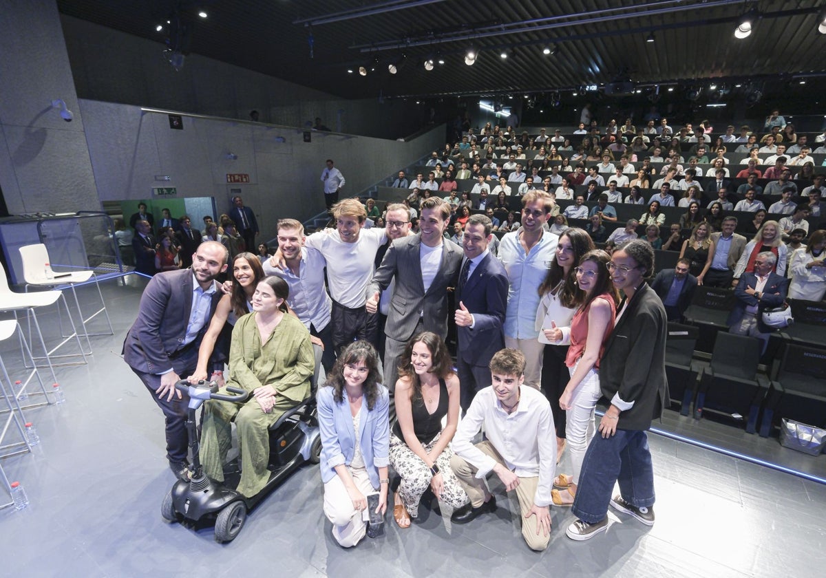 El presidente de la Junta se hace una foto con el presidente de Lideremos y miembros de su organización