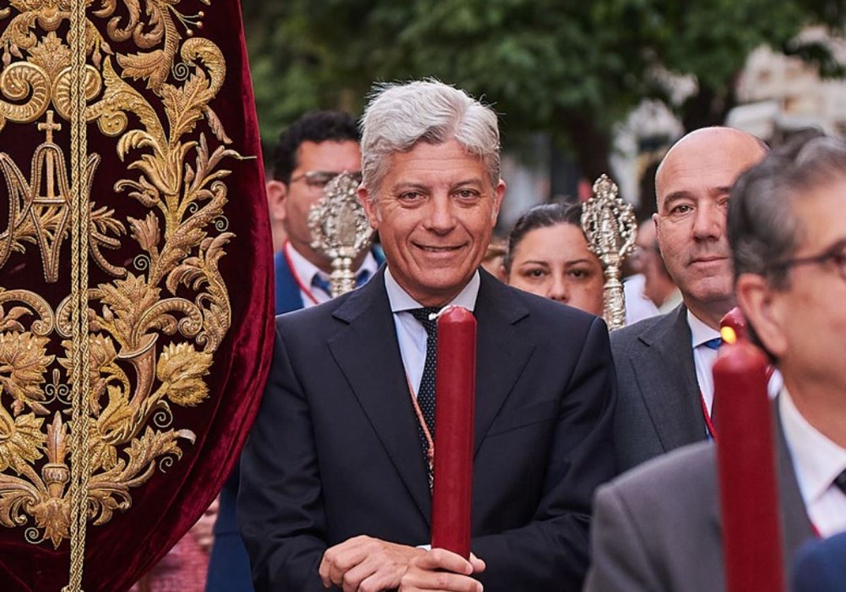 El candidato a hermano mayor de El Buen Fin, Carlos Pérez, en la procesión del Corpus Christi