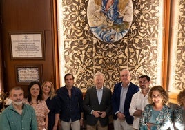 El IAPH visita el Museo para comprobar el estado del palio de la Virgen de las Aguas