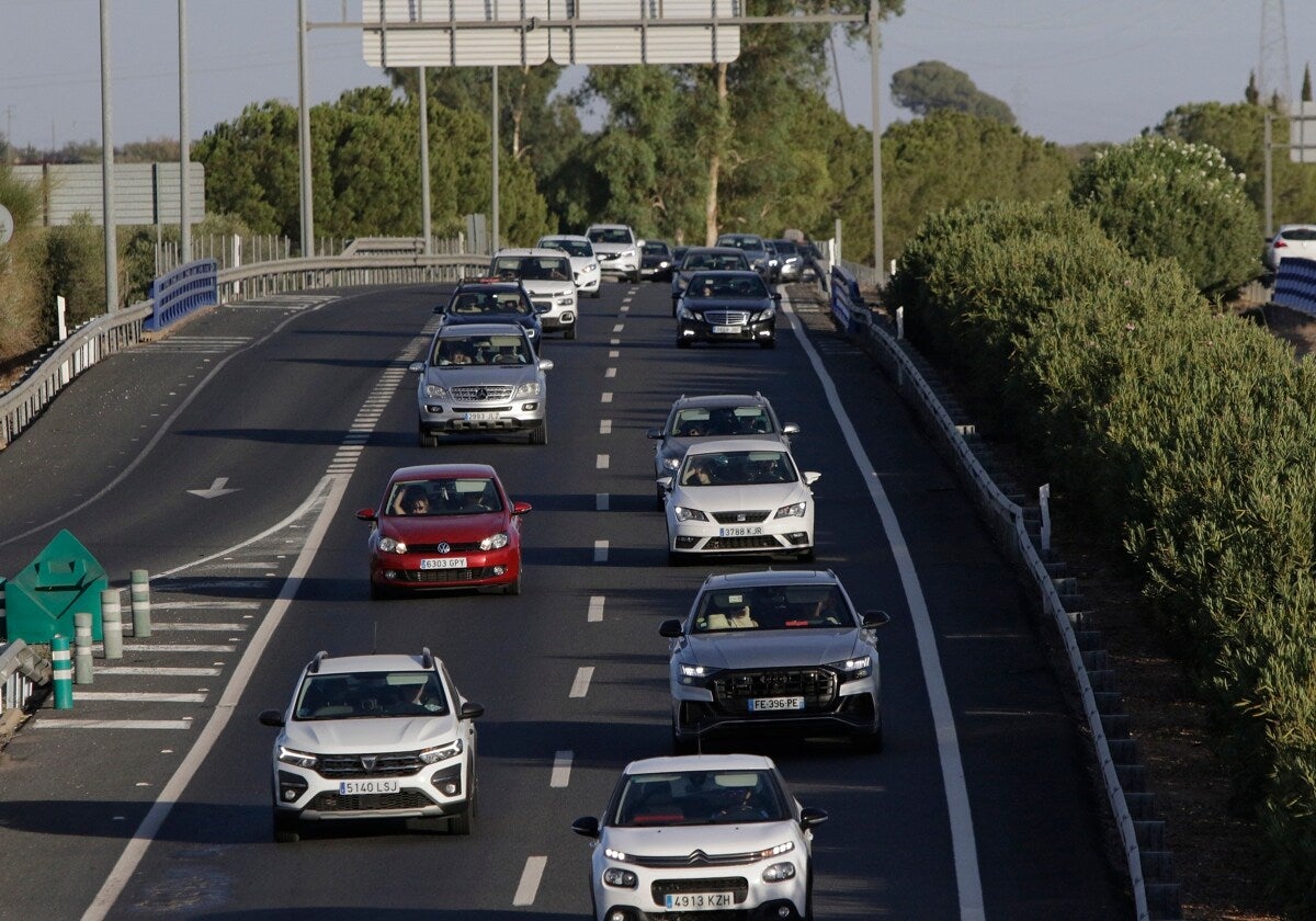 Varios coches circulan en una imagen de archivo