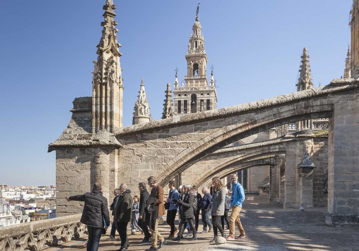 Visita de un grupo a las cubiertas de la Catedral de Sevilla