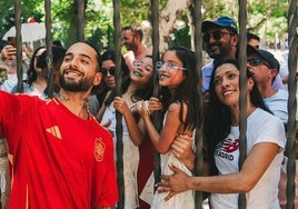 Maluma aterriza en Sevilla y se coloca la camiseta de España