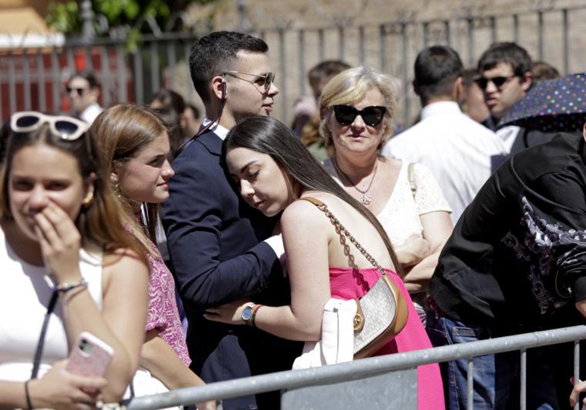 Una pareja al lado de una iglesia de Sevilla