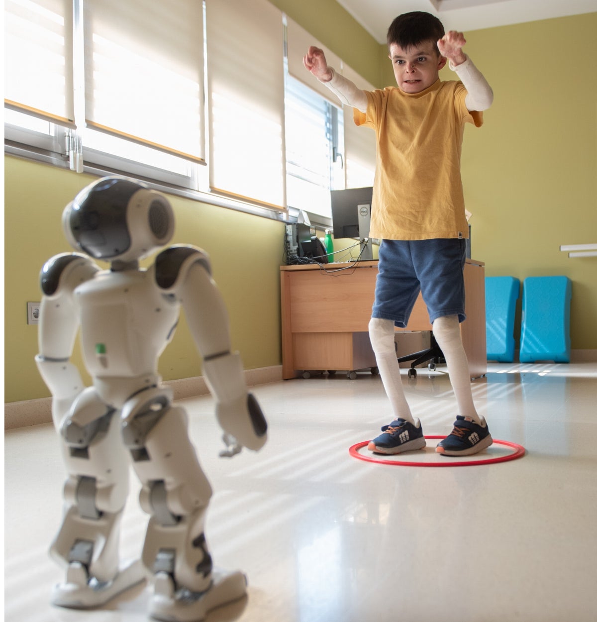 Leo habla con Juande y baila al son que le marca este robot terapeuta en el Hospital de San Juan de Dios de Sevilla