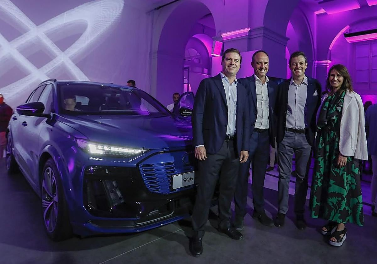 Manuel Suárez, gerente de Avisa; Álvaro Ruiz, gerente de Sevilla Wagen; Paolo Prinari, director comercial nacional de Audi; y Edith Marzoa, directora de marketing nacional de Audi, durante la presentación en Sevilla del nuevo Q6 e-tron