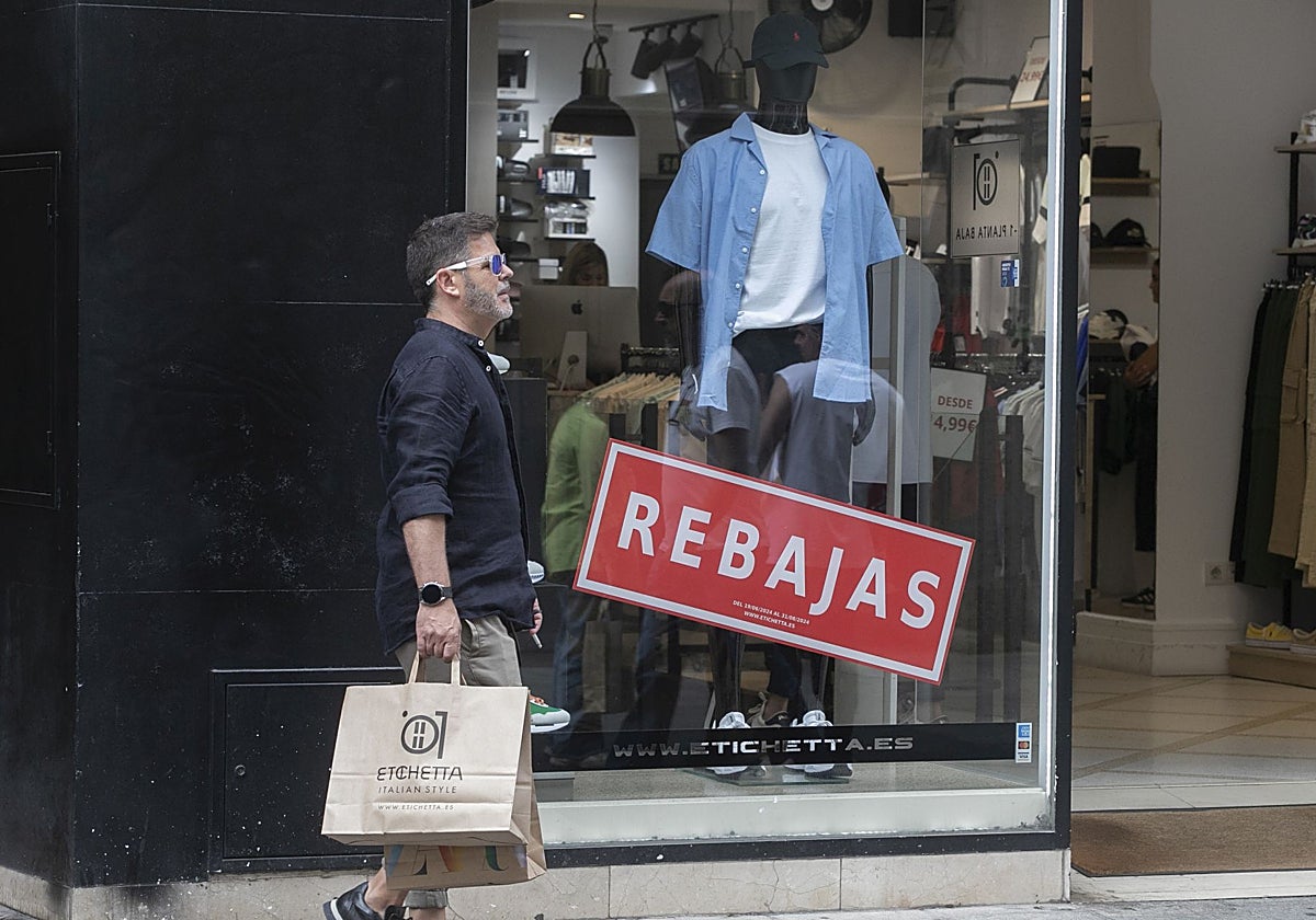 Un comercio en rebajas en una calle de Córdoba