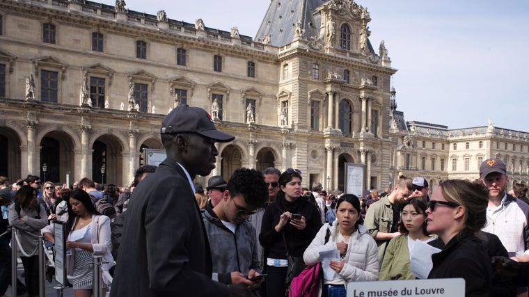 Cola de visitantes al Museo del Louvre en París