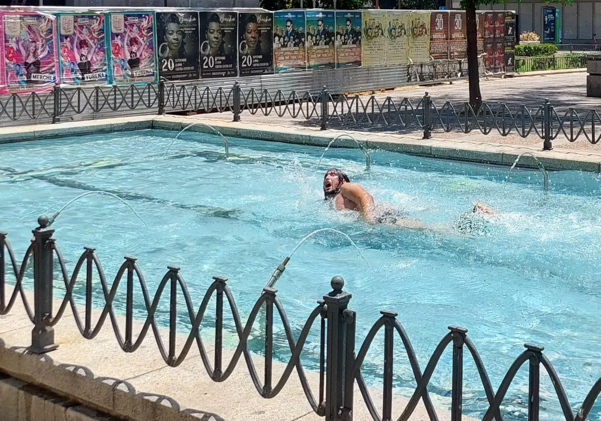 Un individuo se da un baño en la fuente de la Plaza de la Concordia y se pone a nadar