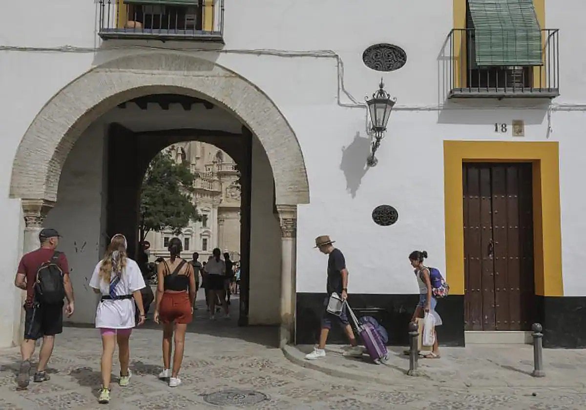 Un grupo de turistas con sus maletas en el Patio de Banderas