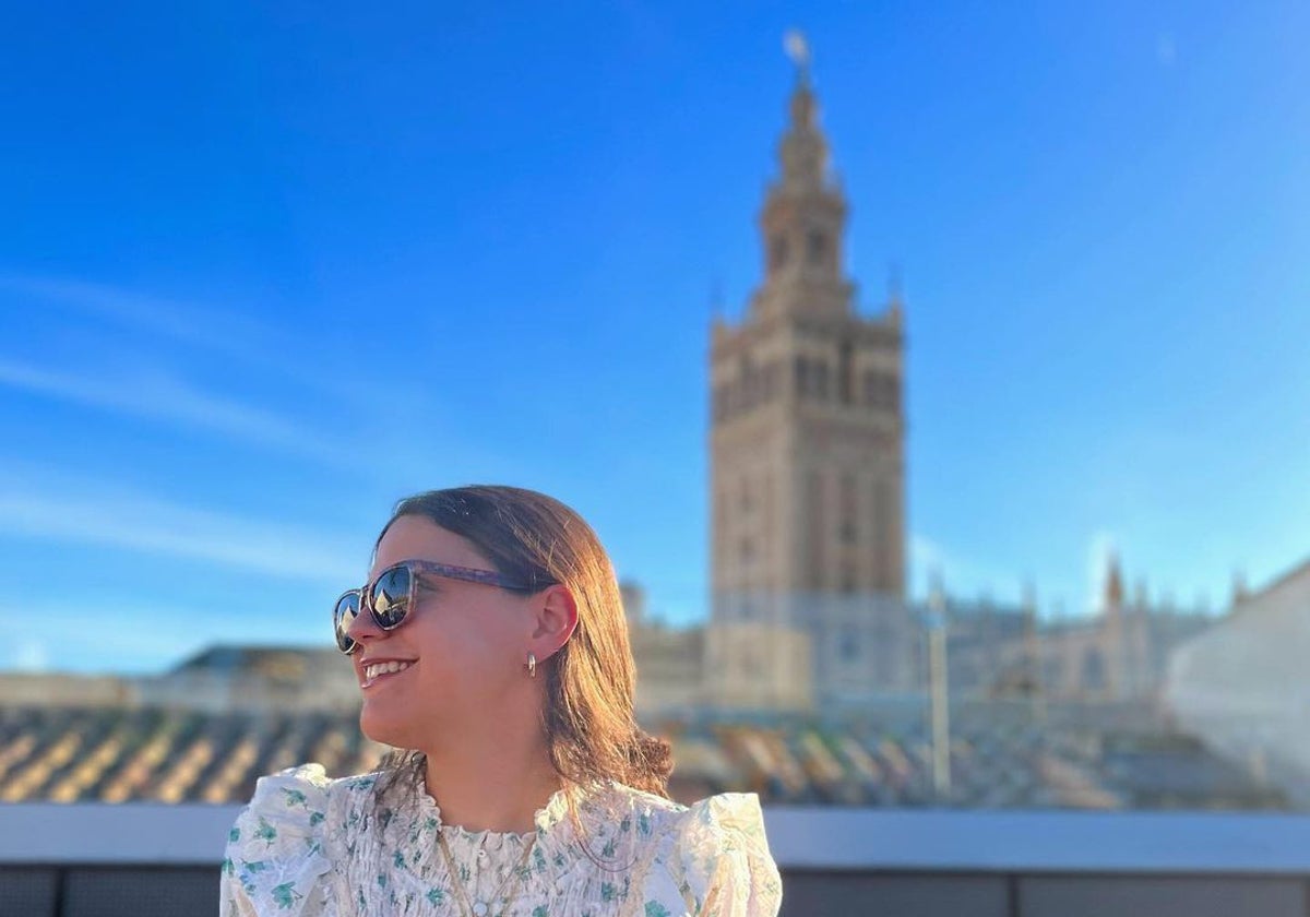 La tiktoker Ángela de Lora del Río con la Giralda de fondo