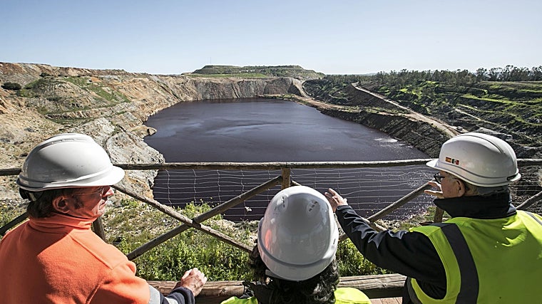 La corta de Los Frailes tiene color turquesa, mientras que la de Aznalcóllar presenta tonos marrones